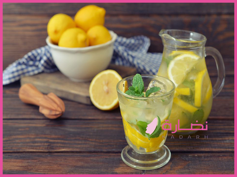 عصير الليمون مع الماء المقطر